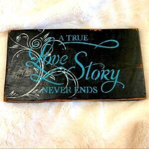 THE LOVE STORY NEVER ENDS WOODEN SIGN‎ HAND PAINTED